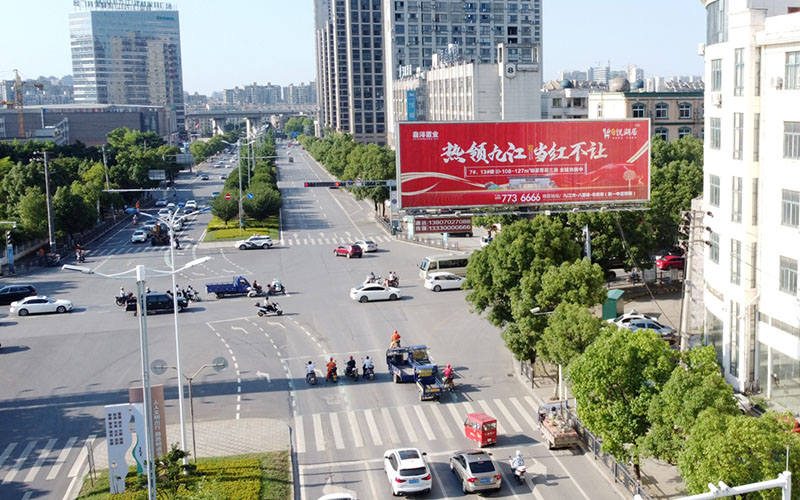 長江大(dà)道(dào)與前進西路交彙處右側